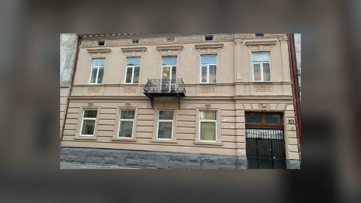 У Львові на вулиці Героїв УПА, 19 відновили фасад будинку