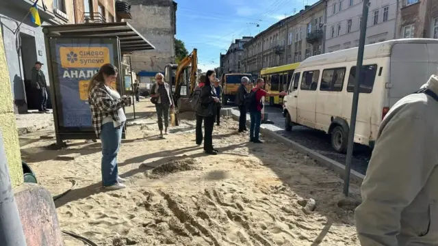 У Львові на вулиці Личаківській облаштують зупинку: тривають підготовчі роботи