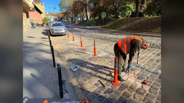 На вулиці Підвальній у Львові встановили делініатори біля трамвайних колій