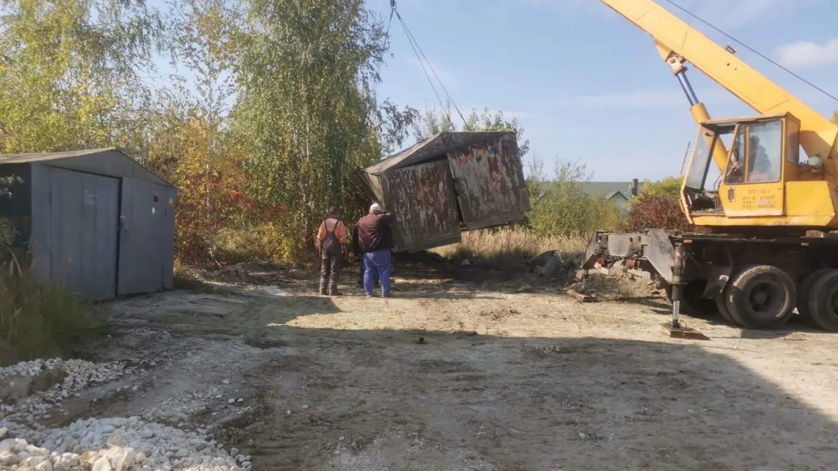 У Дрогобичі розпочали примусовий демонтаж 14 незаконних гаражів