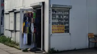 У Львові біля нового ЦУМу комунальники демонтували незаконний МАФ