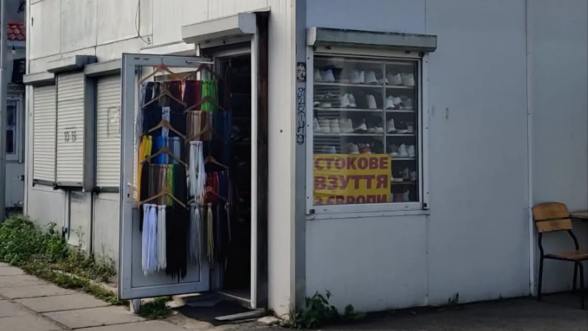 У Львові біля нового ЦУМу комунальники демонтували незаконний МАФ