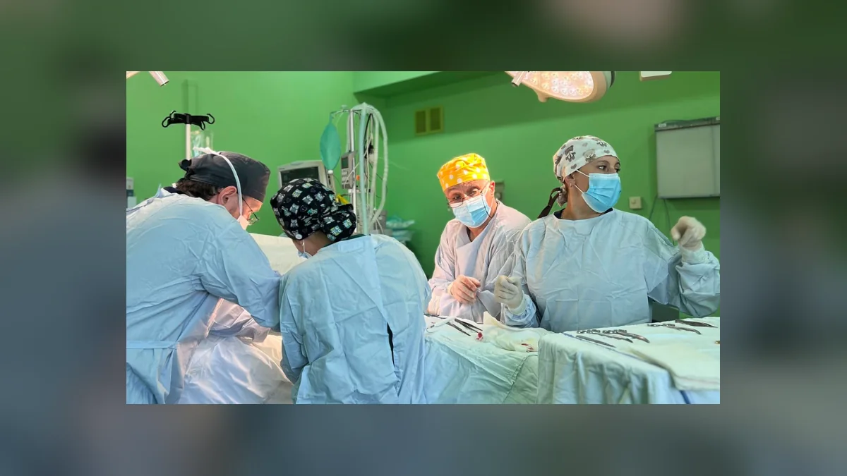 У Львові лікарі Центру дитячої медицини виправили деформацію грудної клітки дівчині