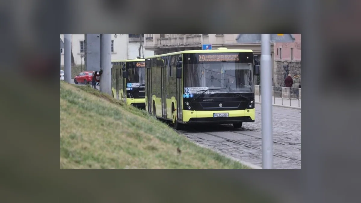 У Львові 31 жовтня та 1 листопада курсуватиме більше транспорту до кладовищ