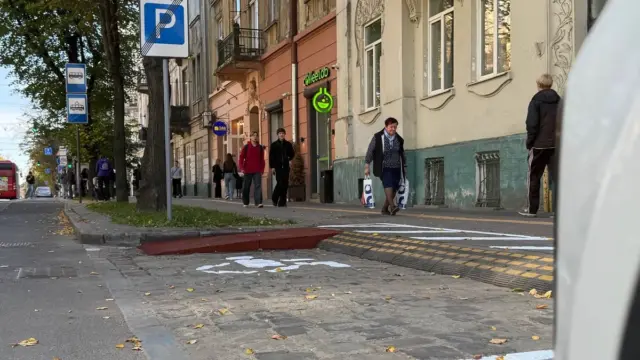 У Львові на вулиці Бандери тестують новий пандус на парковці
