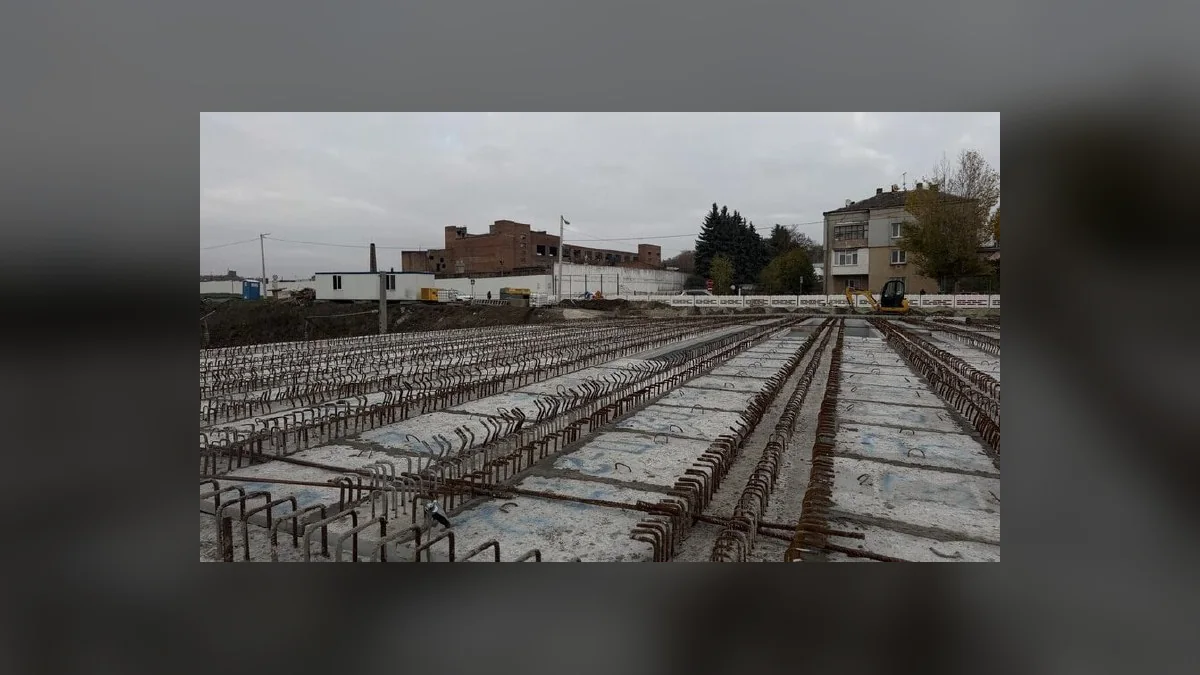 У Львові на перехресті Шевченка та Ковча монтують плити на новому шляхопроводі