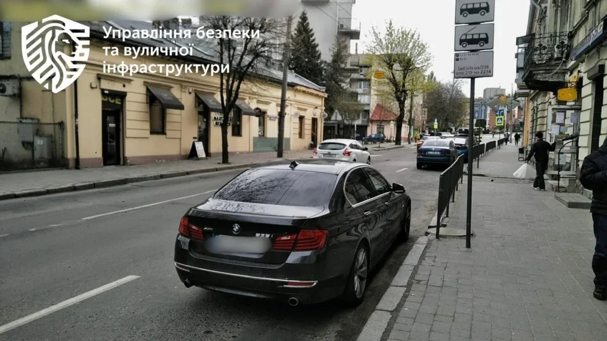 У Львові зафіксували 331 випадок стоянки авто на зупинках транспорту