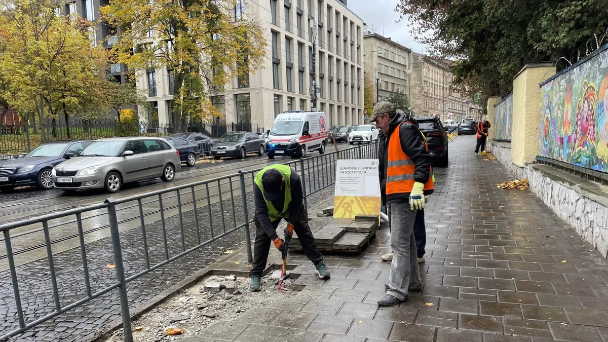 У Львові на вулиці Личаківській оновлюють зупинку біля Військового госпіталю