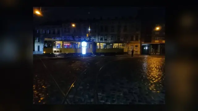 У Львові на вулиці Гайдамацькій зійшов із рейок трамвай: маршрут № 9 тимчасово змінили