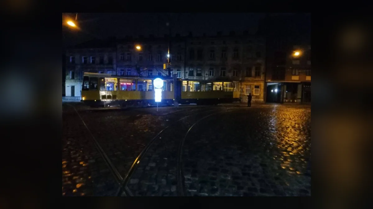 У Львові на вулиці Гайдамацькій зійшов із рейок трамвай: маршрут № 9 тимчасово змінили