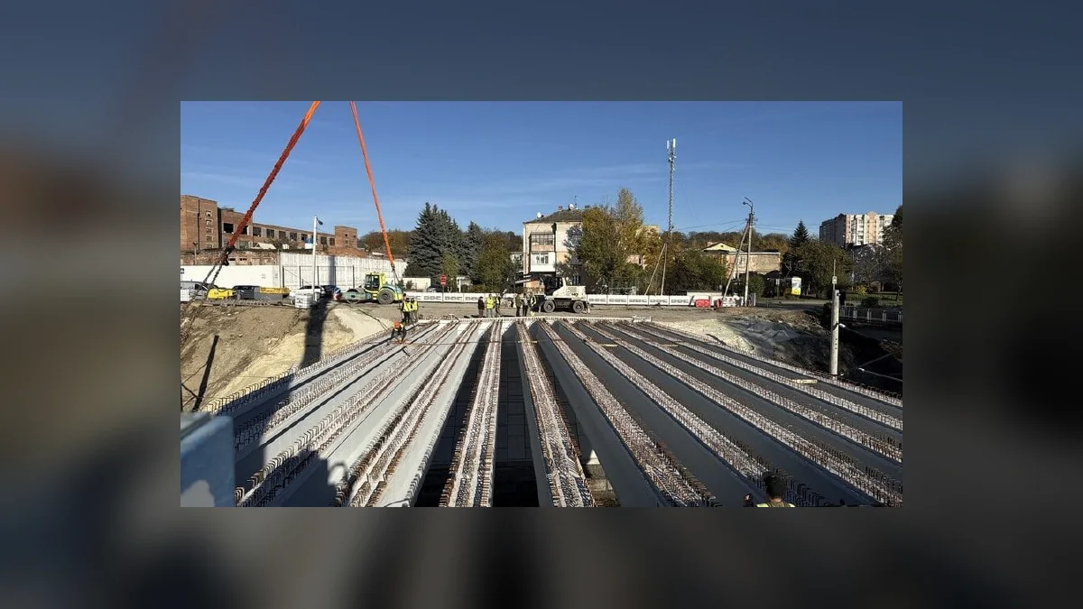 У Львові на перехресті Шевченка та Ковча змонтували всі 12 балок нового шляхопроводу