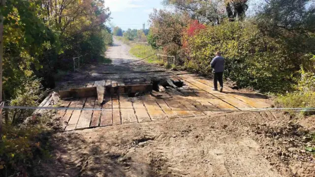 У Модричах на Львівщині ремонтують міст: рух транспорту перекрили