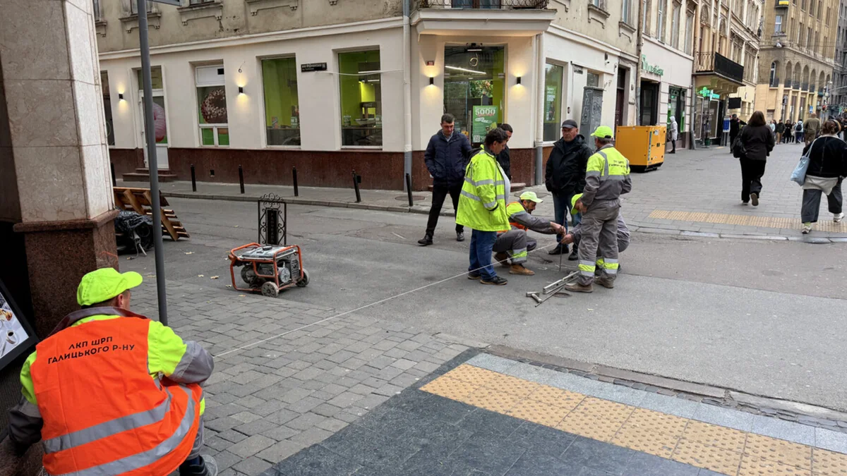 У центрі Львова розпочали оновлення 250 квадратних метрів тротуару